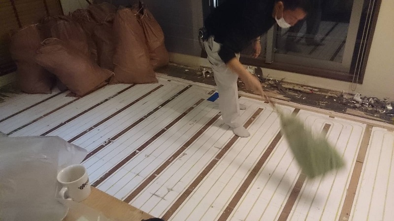 床暖フローリング施工中